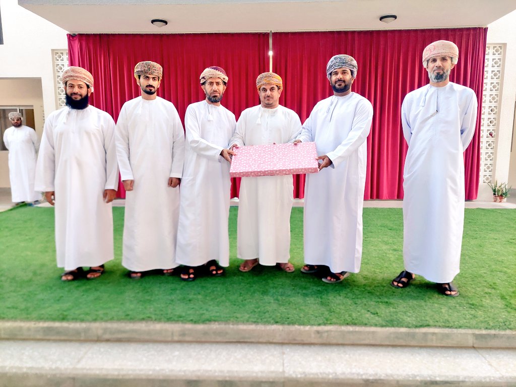 سلّم مدير المدرسة الأستاذ بدر العامري معلمو مادة اللغة العربية هدية مقدمة من الأستاذ عادل الإدريسي معلم اللغة العربية بمدرسة لبيد بن ربيعة وذلك تقديرا منه لهم على ما قدموه أثناء فترة عمله في المدرسة فله جزيل الشكر والتقدير.