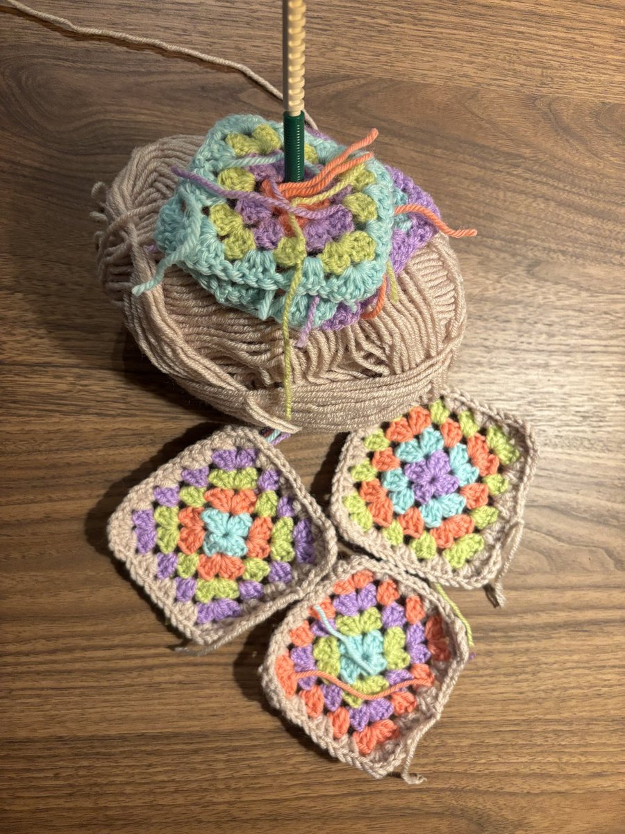 39. diena. Šodien pabeigšu nākošo krāsu komplektu un tuvojos arvien tuvāk nobeigumam, esmu jau krietni pāri pusei :)