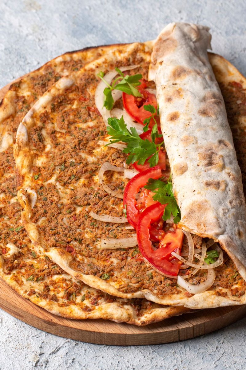 xmjkk's tweet photo. Kokina mı?                         Lahmacun mu? https://t.co/3okQ0jN1TU