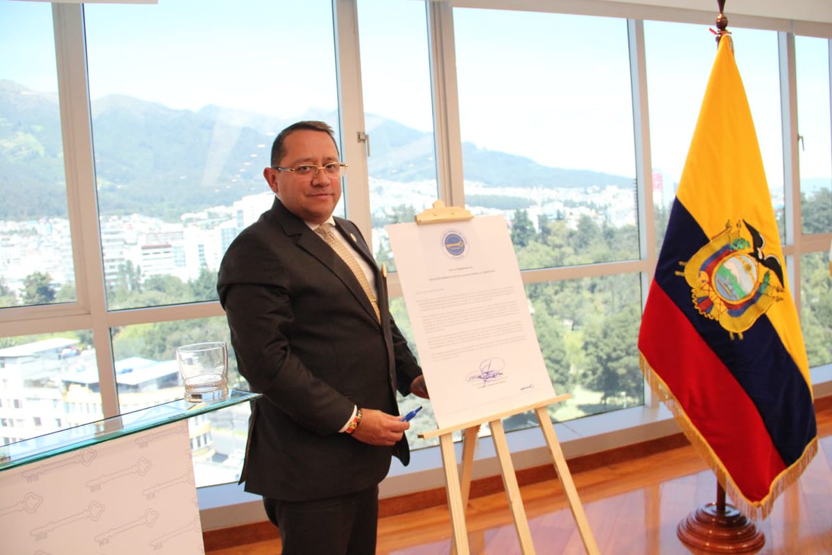 ContraloriaECU's tweet photo. 🏛️ #LaNuevaContraloría | El Contralor, Dr. Mauricio Torres, suscribió el acta conmemorativa por el Día Internacional de la Lucha contra la Corrupción, reafirmando el compromiso de la CGE e impulsando la cooperación con las delegaciones internacionales.

🌐 El encuentro resaltó la importancia de esta colaboración para fortalecer la integridad pública y avanzar hacia un modelo de control alineado con las mejores prácticas globales y los estándares de la INTOSAI, consolidando el liderazgo de la #CGE en la lucha contra la corrupción.