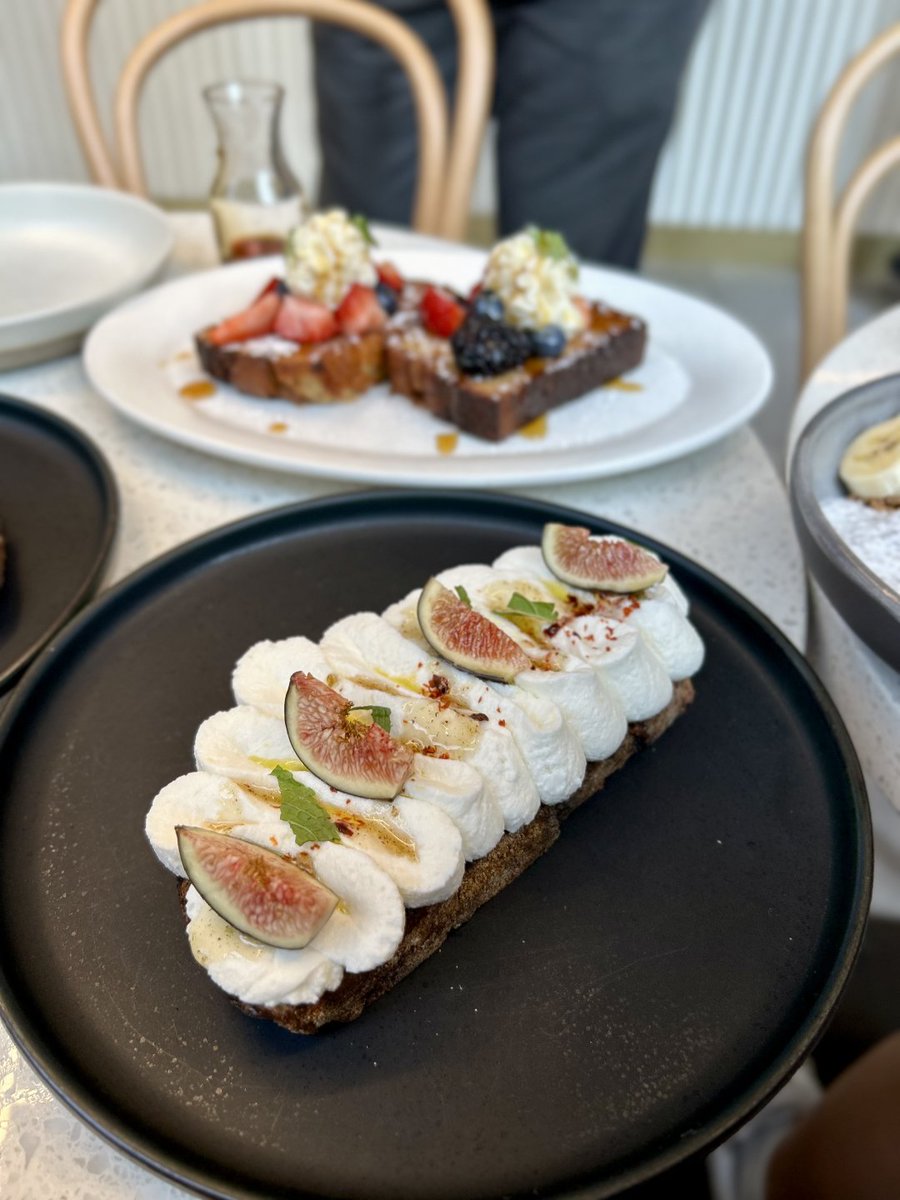 AdonisMoore14's tweet image. The figs are very fresh.
But this toast is extremely unpleasant to eat. It won't break when cut and won't hold together when bitten.