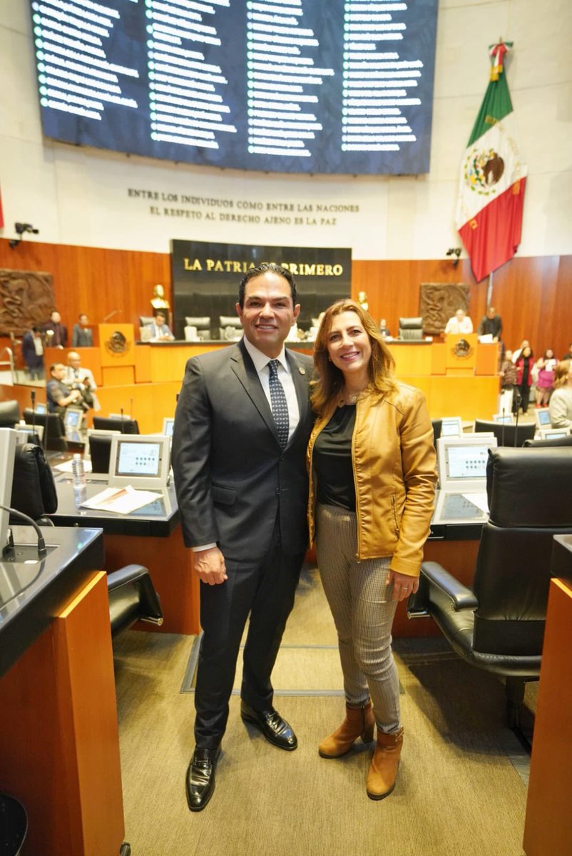 EnriqueVargasdV's tweet photo. Llegando a la sesión del día de hoy, con mi querida Jefa de Oficina Lupita Fernández, a quien le agradezco y reconozco todo el trabajo realizado en estos años y su profesionalismo. 

#VargasSenador https://t.co/HdSzrr7HK4
