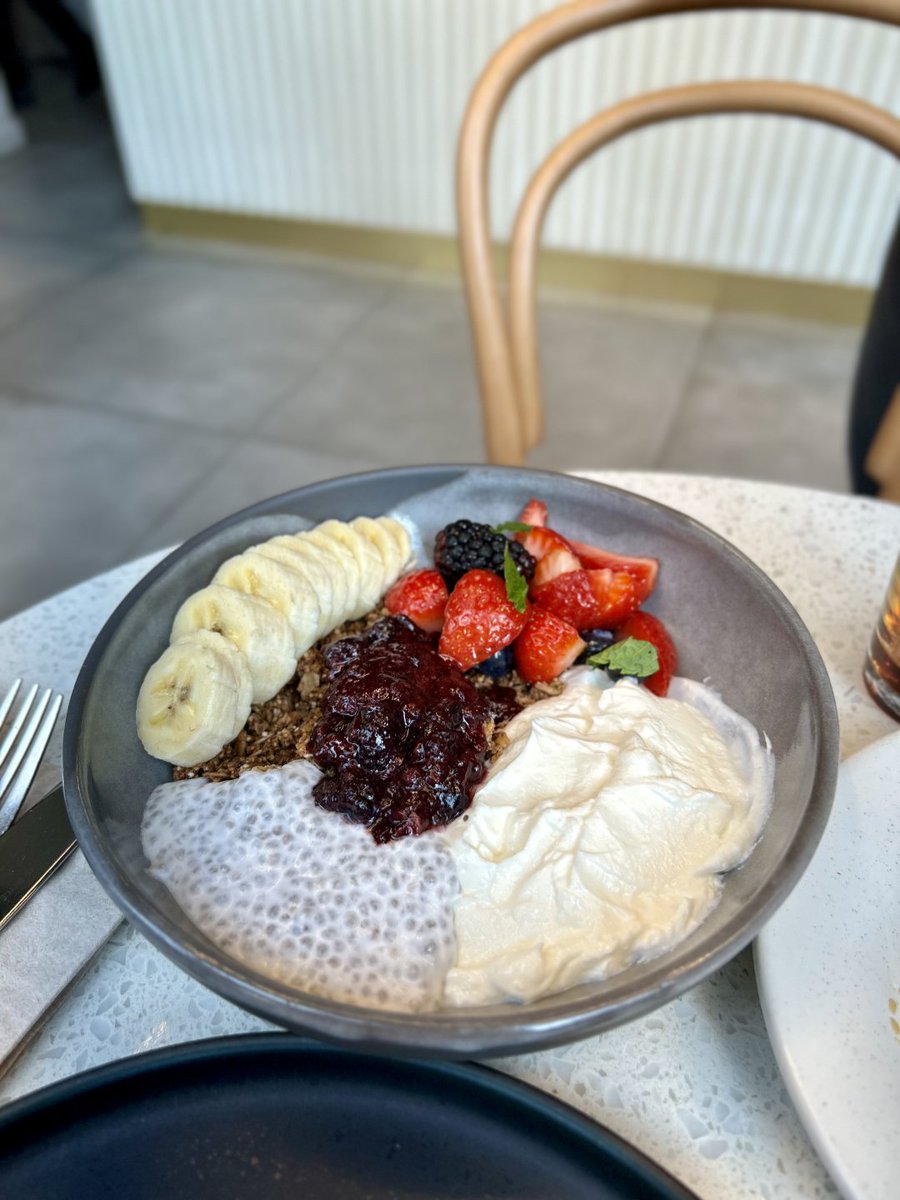 AdonisMoore14's tweet image. The figs are very fresh.
But this toast is extremely unpleasant to eat. It won't break when cut and won't hold together when bitten.