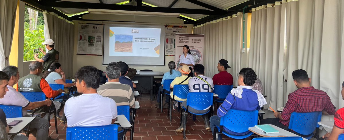 El Fondo Nacional del Cacao realizó un curso técnico sobre manejo integrado del cultivo del cacao con productores de San Vicente de Chucurí, Betulia y Barrancabermeja, Santander. 👩‍🌾En total, 22 productores participaron en esta jornada de aprendizaje y diálogo sobre cultivo. 🤝✨