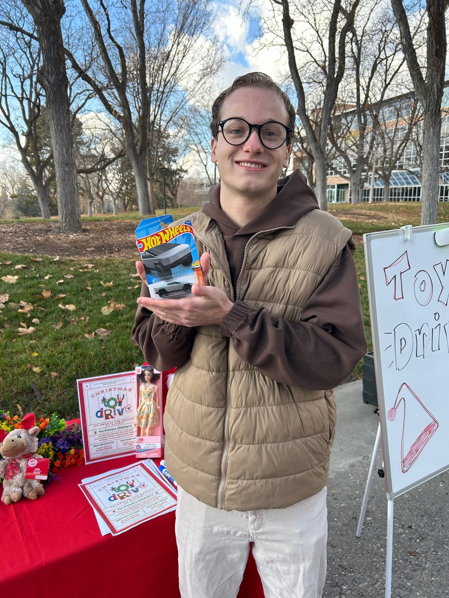 rileybeesley's tweet image. Hopefully the kids like Cyber Trucks! So grateful for this opportunity to make a difference. Is this @Manhattva approved?