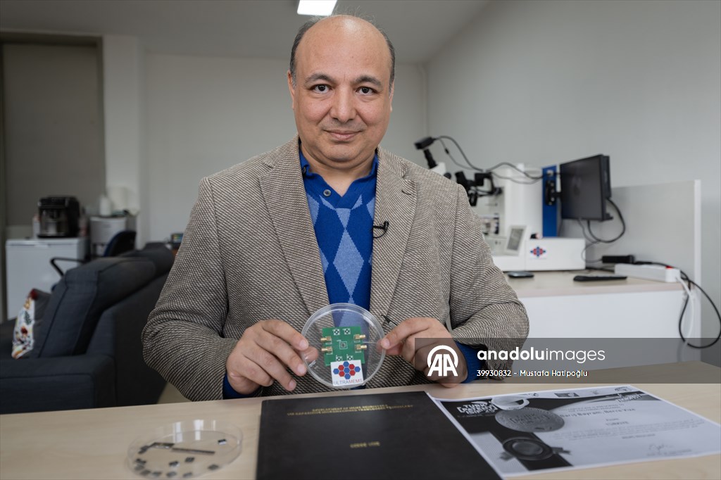 ODTÜ ULTRAMEMS Araştırma Laboratuvarı'nda geliştirilen ve cep telefonlarının şarj süresini uzatacak 'MEMS Nöristör' aygıtına Uluslararası Patent (PCT) verildi.İnsan beynindeki hafıza ve işlem birimlerinin birbirine entegre olmasından yola çıkılarak geliştirilen... #AA #ODTÜ