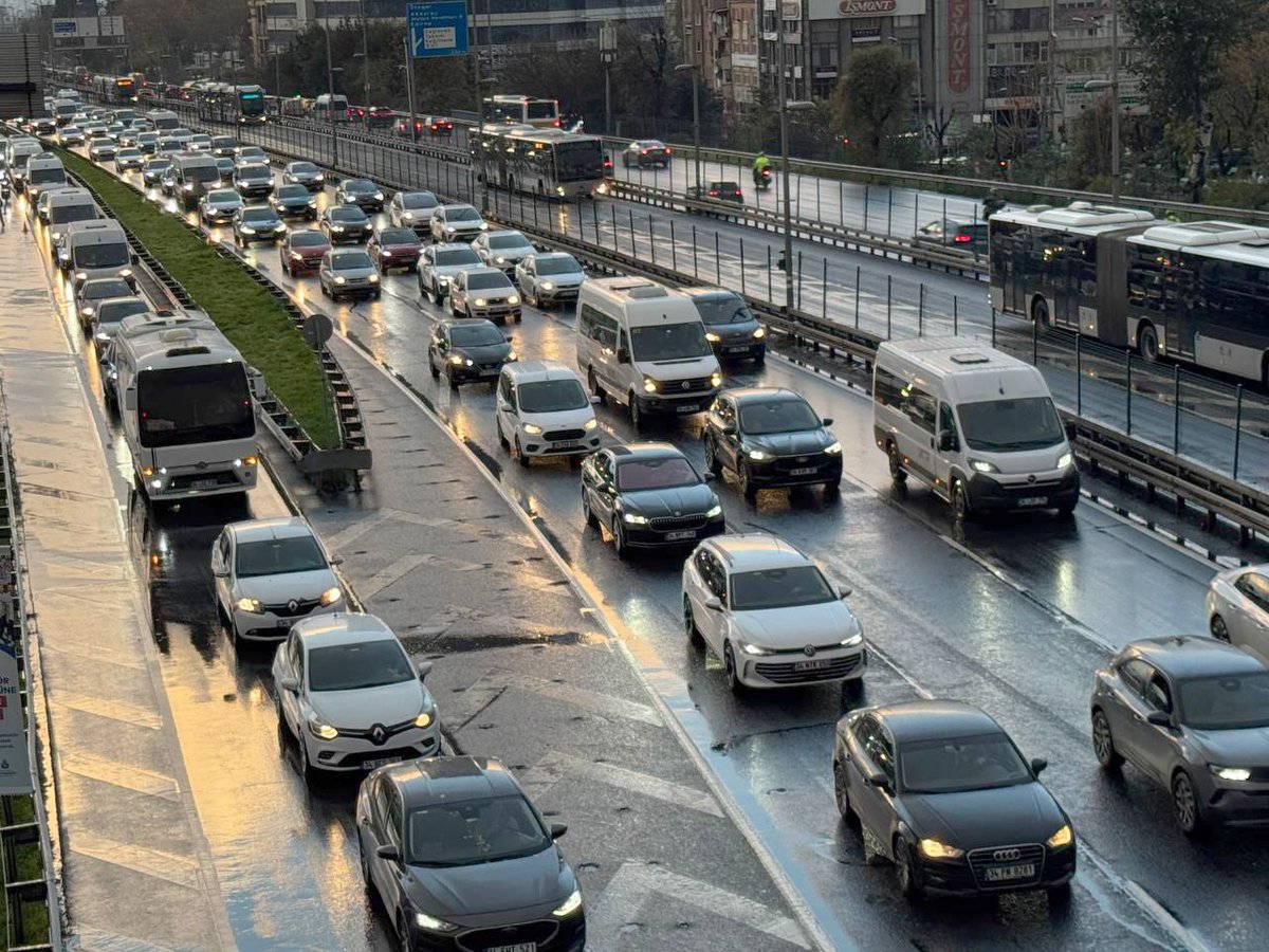 BurakDemir21771's tweet photo. İSTANBUL'U KİTLEDİLER !!!
#hergunaynitrafik https://t.co/i6dWeQBhP2