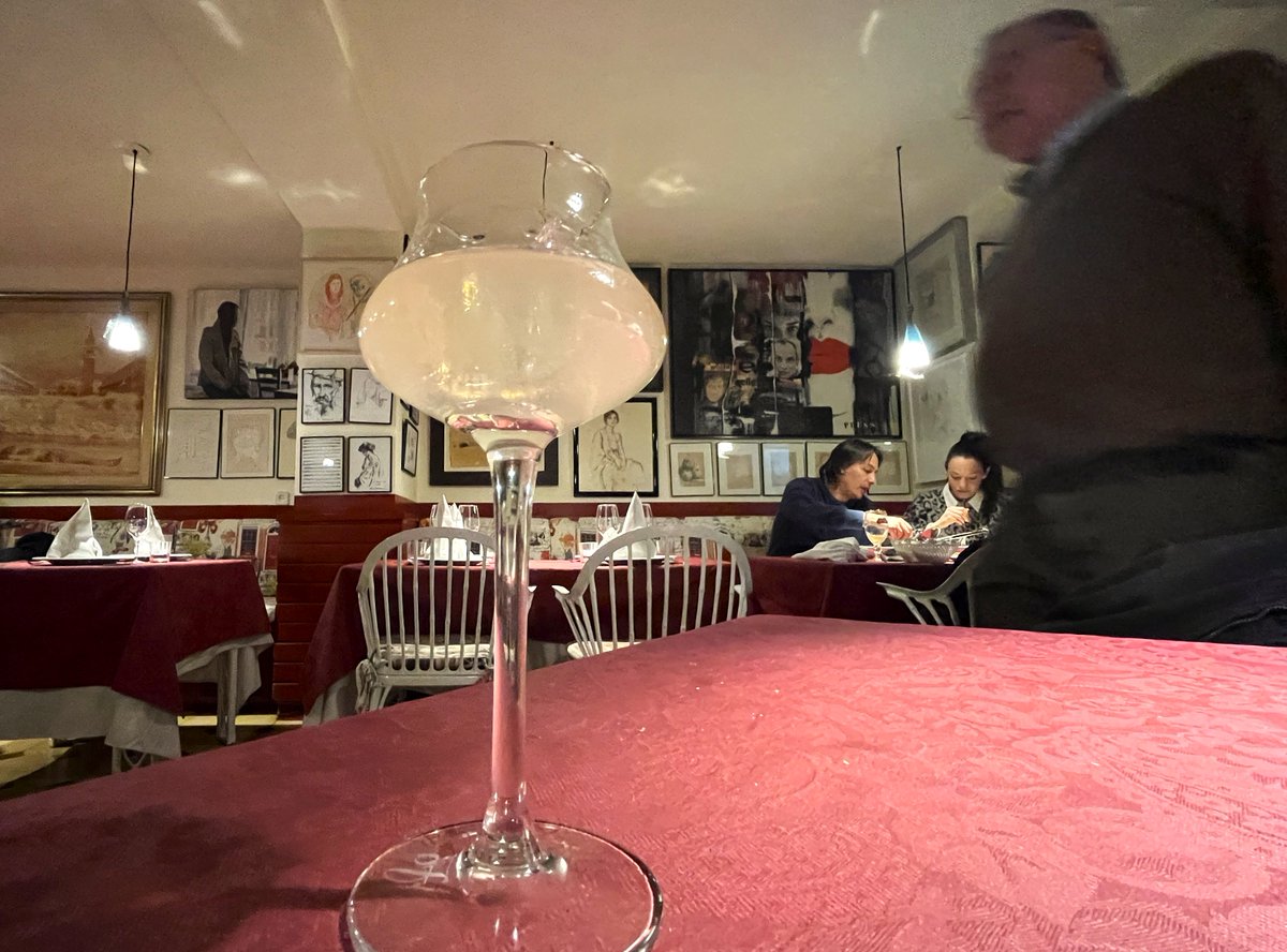 Sopar al Tramonti 1980 era com fer-ho en una pinacoteca, i si la nit seguia tranquil·la, es podia enraonar amb el Giuliano Lombardo mentre et convidava a un 'limoncello'. Amb la seva mort desapareix també el restaurant italià més històric de Barcelona (av. Diagonal 501 #lesCorts)