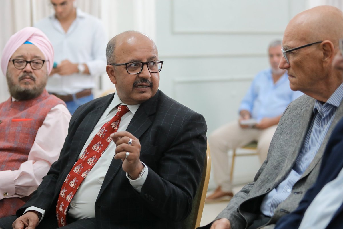 El gobernador <a href="/gustavovaldesok/">Gustavo Valdés</a> se reunió con el embajador de #India en un encuentro que contó con empresarios y funcionarios ligados a la producción forestoindustrial.

La cita hizo foco en la sinergia privado-estatal para optimizar las negociaciones con importadores indios.