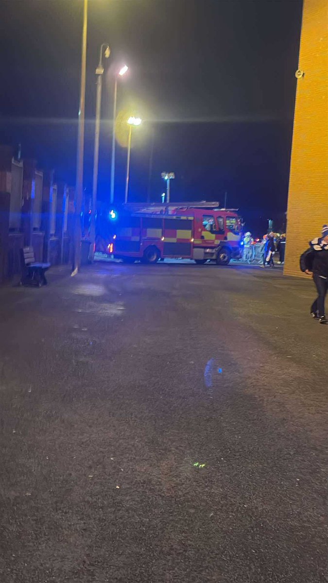 lofty316's tweet image. Fire brigade pumping water off the pitch 👀#Rovers