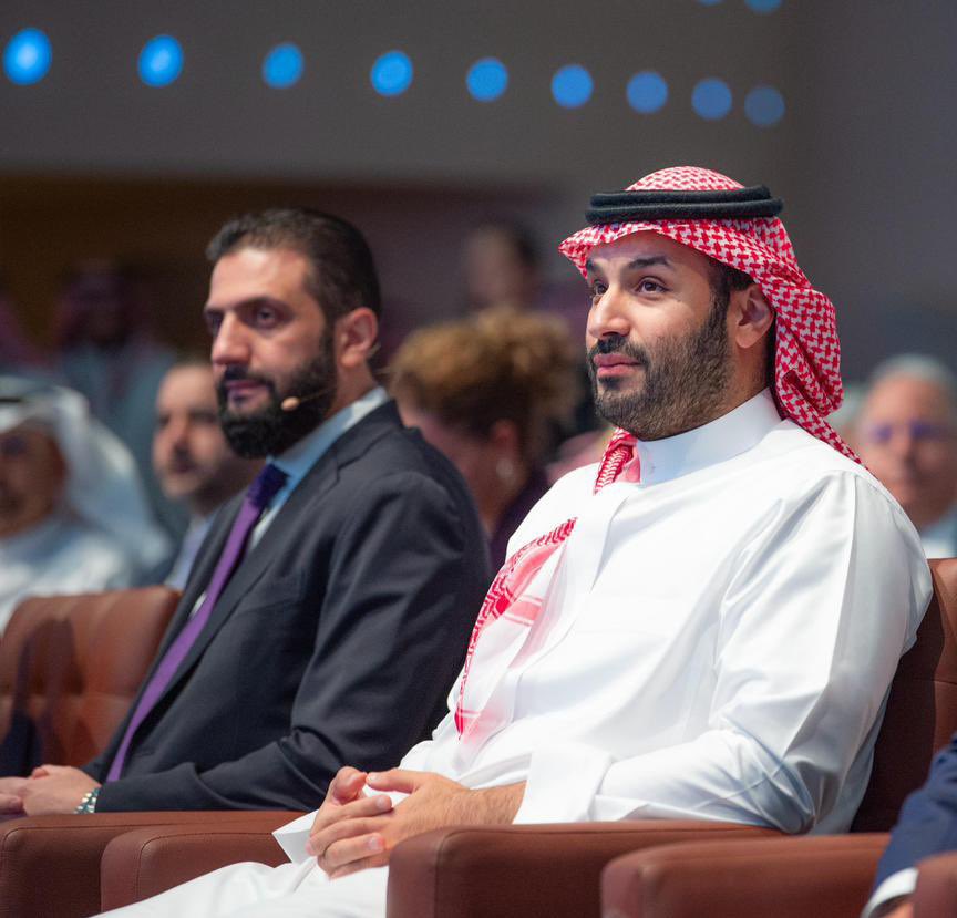 سمو #ولي_العهد الأمير #محمد_بن_سلمان يتلقى اتصالاً هاتفياً من فخامة الرئيس السوري #أحمد_الشرع استعرضا خلاله العلاقات الثنائية، وفرص تعزيزها، وبحثا القضايا ذات الاهتمام المشترك، والجهود المبذولة لترسيخ الأمن والاستقرار وتحقيق التعافي الاقتصادي في #سوريا الشقيقة.