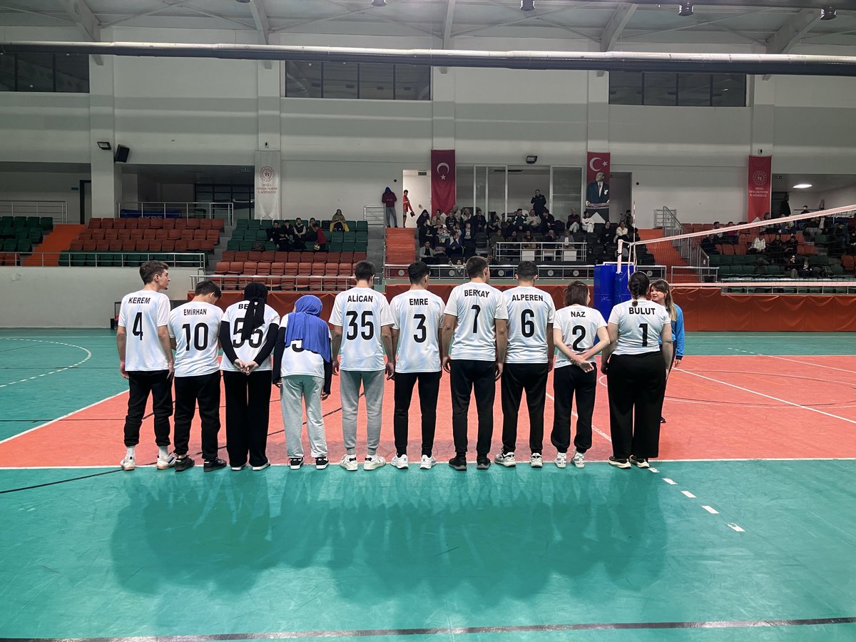 GSB_KoycegizGM's tweet photo. İlçemizde düzenlenen voleybol turnuvasında yer alan Gençlik Merkezi gönüllüleri takımımız, turnuvaya güzel bir galibiyetle başladı. Gençlerimizi tebrik ediyor, başarılarının devamını diliyoruz! 🏐💙 https://t.co/RJJs8UxQwF