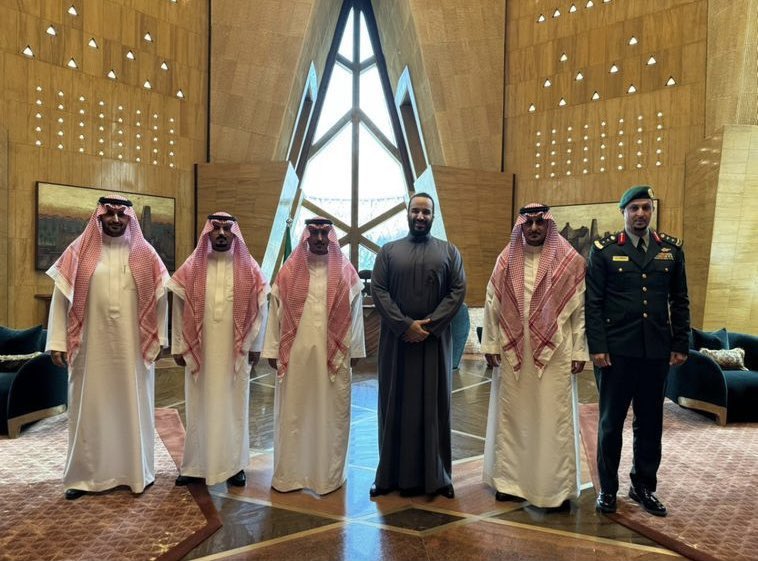 سمو #ولي_العهد الأمير #محمد_بن_سلمان يستقبل أبناء الشيخ ناصر بن عبدالمحسن بن عقيل لتعزيهم في وفاة والدهم .