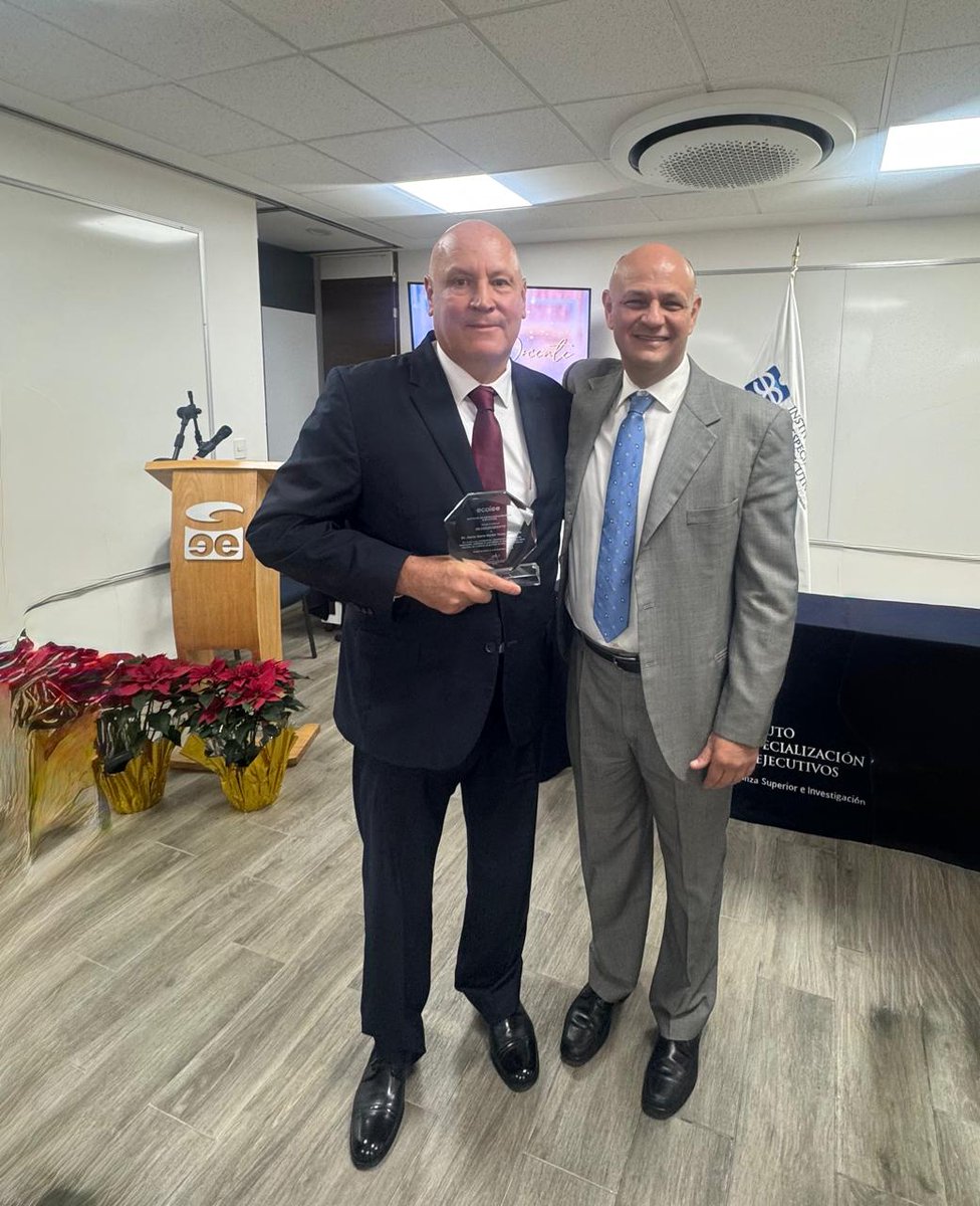 licteran65's tweet photo. Agradezco al Instituto de Especialización para Ejecutivos (IEE) y a su Rector,  Dr. Salvador Leaños Flores,  el reconocimiento que este día me entregaron en la,Ciudad de México, asumiendo con ello un compromiso mayor en mi tarea académica. https://t.co/5xZWX5pMAT