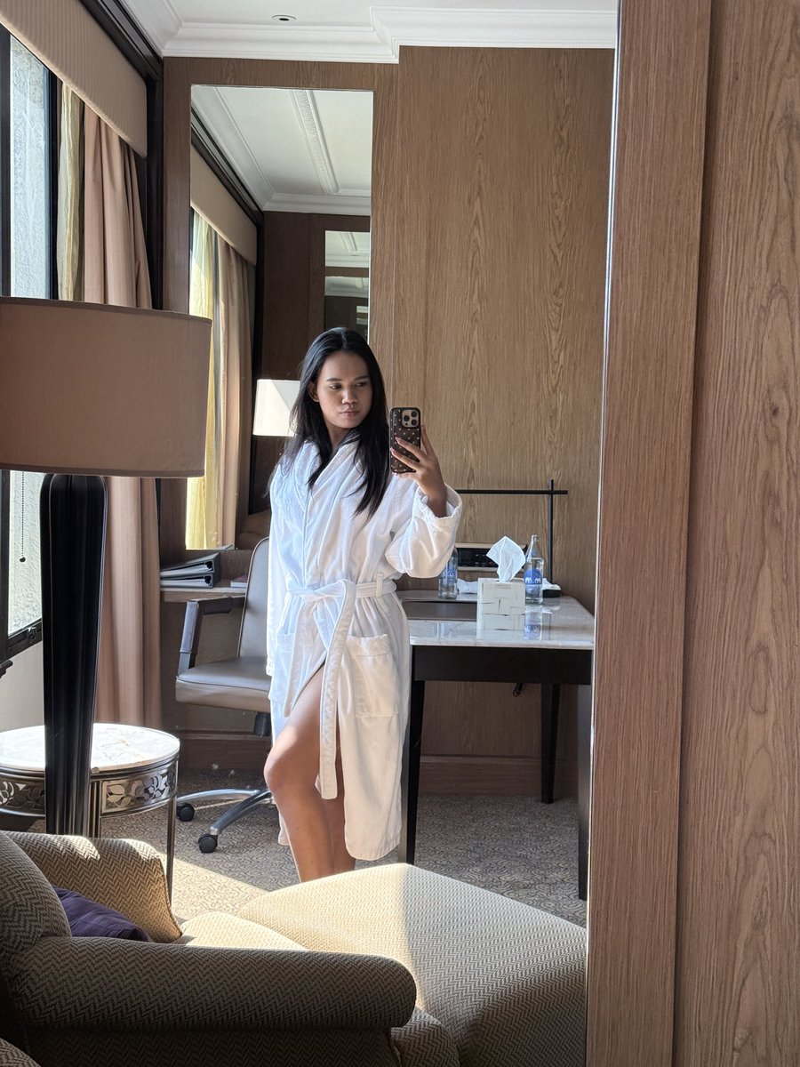 NinonBabe's tweet photo. This is me being nonchalant https://t.co/6FPmpck3m6