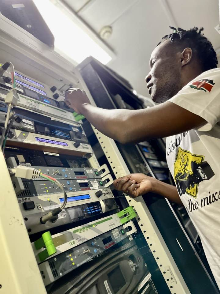 HomeboyzRadio's tweet photo. Leo unaziwashia wapi? ๐ฅ
DJ Demakufu on the decks bringing pure reggae vibes, riddim steady and energy irie!
Tukutane Mtaani as we groove, vibe and skank through #ReggaeTuesdays.
One love!
#MtaaniHBR https://t.co/F9D1kOzsPs