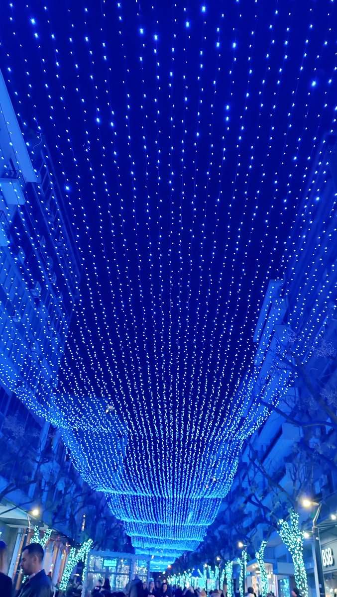 Ο "μπλέ ουρανός", τοποθετήθηκε για πρώτη φορά στον πεζόδρομο της οδού Αγίας Σοφίας,το 2017...έτσι και φέτος 
Όμορφο βράδυ υπέροχα πλάσματα ♥️