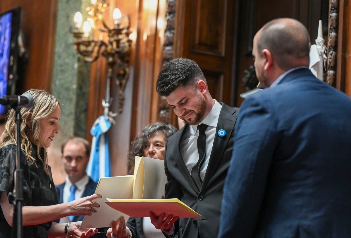 francaporiccio's tweet image. GRACIAS.

Hoy juré como legislador porteño y el desafío será colectivo, como todo en esta vida ✌🏽