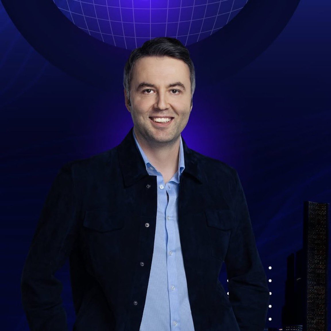 Mehmet Akif Ersoy’la ilgili birkaç kelam etmek isterim. Kendisi her akşam haber bültenlerinde meslektaşları gazetecilik faaliyetlerinden ötürü tutuklanırken tek kelime bile etmedi. Kanalında deprem zamanı canlı yayında konuşmak isteyen vatandaşlardan mikrofon kaçırıldı sırf