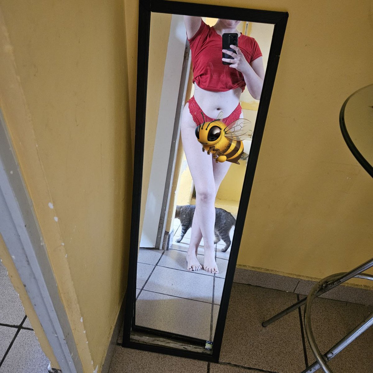 MielVibes's tweet photo. El outfit de hoy 🍯🥵

#modelof #onlyfans #rojo https://t.co/ISqaxuw1n0