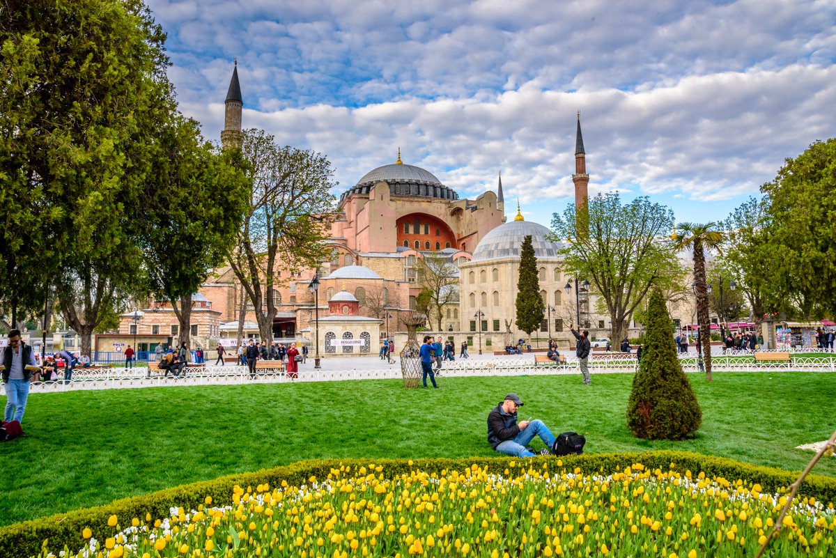 alanxelmundo's tweet photo. 🇹🇷 Santa Sofía resume siglos de historia en Estambul: basílica, mezquita, museo y hoy nuevamente mezquita. Su cúpula, mosaicos y detalles islámicos la convierten en uno de los edificios más impactantes del mundo 🕌 https://t.co/I0u3iKJrv0