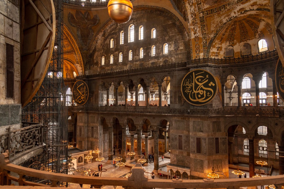 alanxelmundo's tweet photo. 🇹🇷 Santa Sofía resume siglos de historia en Estambul: basílica, mezquita, museo y hoy nuevamente mezquita. Su cúpula, mosaicos y detalles islámicos la convierten en uno de los edificios más impactantes del mundo 🕌 https://t.co/I0u3iKJrv0