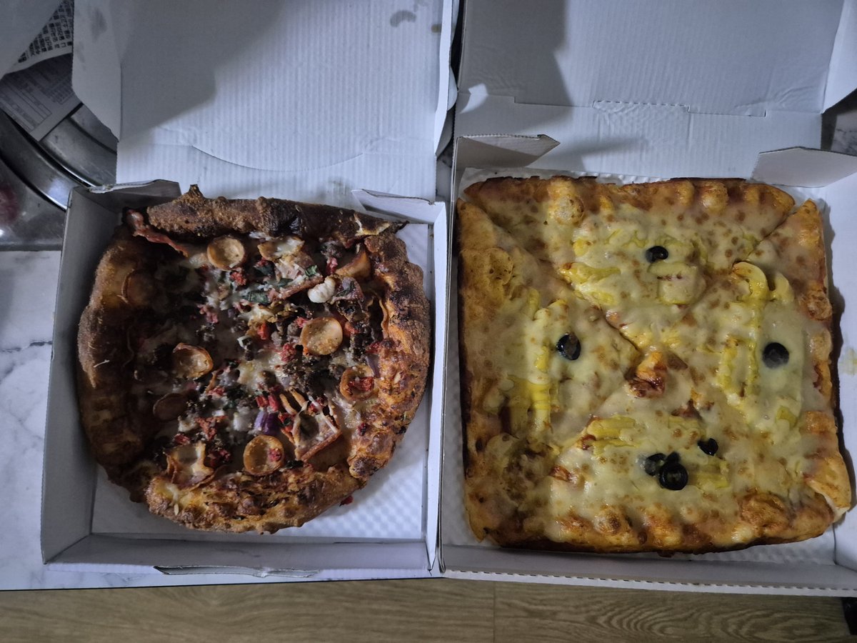 동성로에 개업한 잭슨피자(좌) / 김교동피자(우) 후기 잭슨 (슈퍼 잭슨, 13,800원) - 가격 ㅁㅊ - 비싼만큼 값은 하는데  미국피자 스타일 그대로 만든 느낌이다보니 겁나 짬; 김교동피자 (고구마, 11,000원) - 이쪽은 가성비를 추구하는 쪽 -