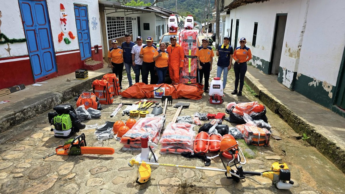 #LaNota | Gobierno de César Ortiz Zorro completa dotación al 100% de la Defensa Civil en Casanare con equipos de rescate acuático/vertical, control de incendios y primeros auxilios. Llegó a los 14 municipios. 🚨#GestiónDelRiesgo invita a sumarse a esta red humanitaria. <a href="/UNGRD/">UNGRD🇨🇴</a>