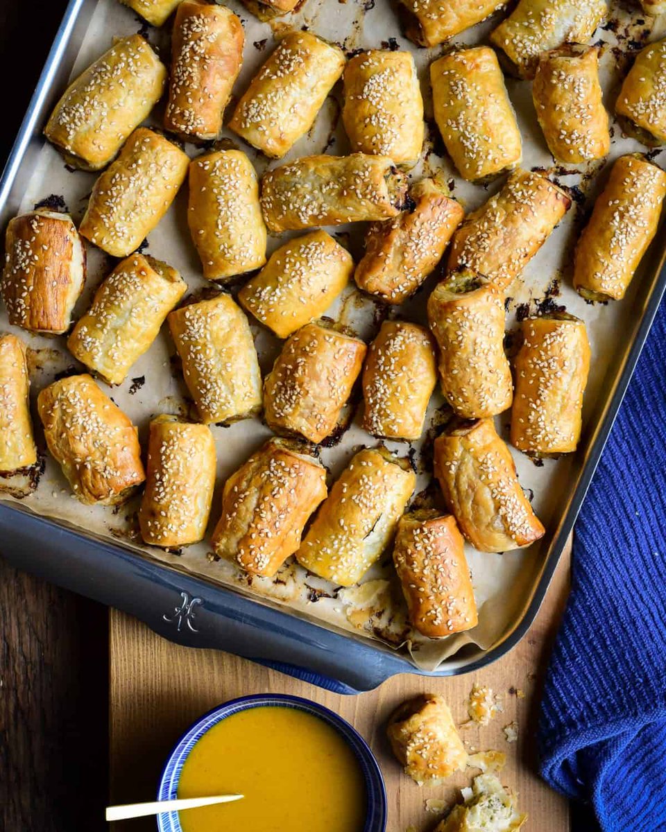 Zimmysnook's tweet image. Pork, Fennel and Apple Sausage Rolls✨
Recipe👉 zimmysnook.ca/pork-fennel-an…
Subtle sweetness of Granny Smith apples, the rich depth of aged cheddar, &amp;amp; the aromatic notes of fennel &amp;amp; thyme. Paired with a tangy honey mustard sauce. 

#appetizers #HolidayVibes #foodie
