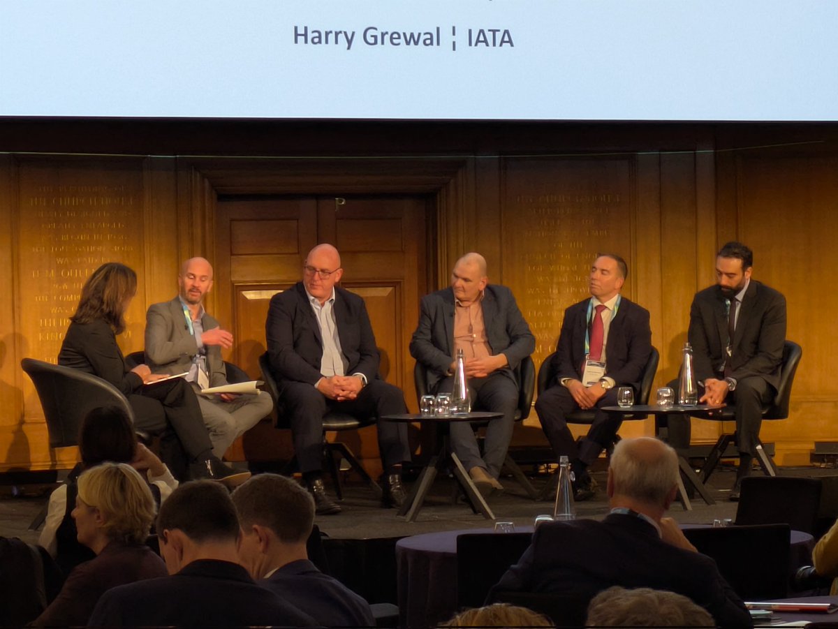 AirportsUKNews's tweet photo. Fascinating panel on the opportunity presented by new technologies and how passengers will benefit from these innovations. #airportsukconf25 https://t.co/t5TOfRCUCe