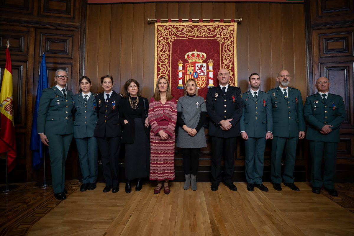 Medallas al Mérito de la <a href="/proteccioncivil/">Protección Civil</a> por parte de la <a href="/DelegGobNavarra/">DelegGobNAV</a> 🎖️

<a href="/VirBarcones/">Virginia Barcones 🌾</a> asiste con <a href="/aliechev79/">Alicia Echeverria</a>, delegada del Gobierno en Navarra, al acto de entrega de condecoraciones

🗣️ “Este es el reconocimiento al compromiso de personas que arriesgan su vida por los