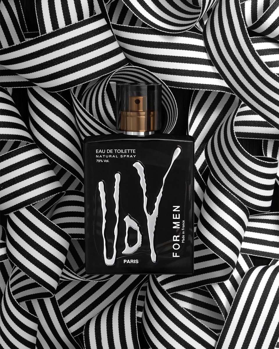 🎁 Kendinizi veya sevdiklerinizi şımartmanın en kolay yolu.
İkonik koku UDV For Men, güç ve zarafeti bir araya getirir ve her ana tarz ve özgüven katar.
#UDVForMen #UlricdeVarens