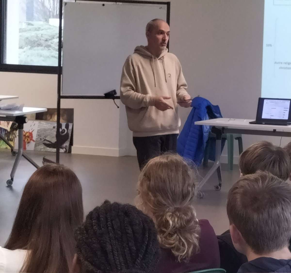 Le collectif Laïcité du Cotentin a invité Stéphane Aurousseau aujourd'hui 9 décembre jour des 120 ans de la loi de la #laicite  à rencontrer les élèves des lycées : #alexisdetocqueville  #JeanFrancoisMillet #EmileDoucet et le collège #diderot