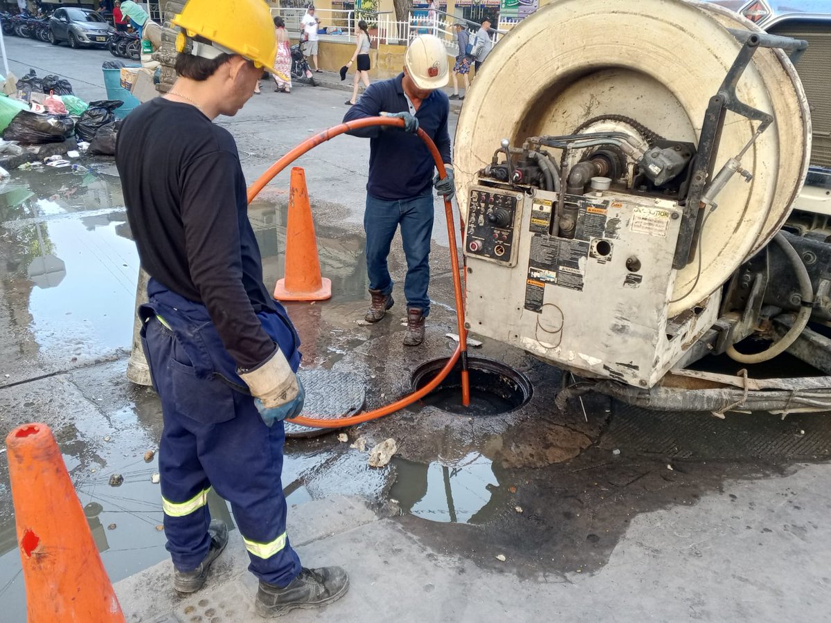essmar_esp's tweet photo. 🏝️ En el marco de la temporada turística, a esta hora nuestro equipo operativo con apoyo de vehículos succión-presión, realiza mantenimiento correctivo en la Calle 7 con Carrera 1 y 2 de El Rodadero. 

Desde Essmar mantenemos monitoreos en todos los barrios de la ciudad. https://t.co/zopL4euUN4