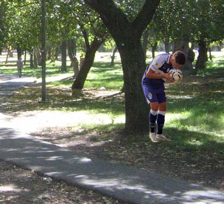 Recién pasé por el bosque y sigue Nico Barros Schelloto a los besos con una pelota.