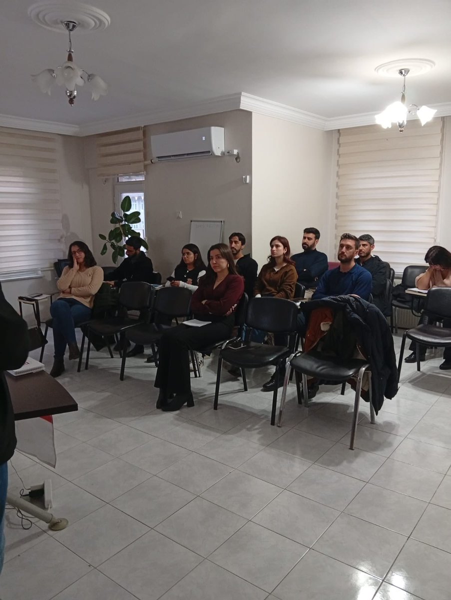 ohdamed's tweet photo. Afet Yönetimi ve Dayanışma Derneği’nin şube binamızda vermiş olduğu Afet ve Acil Durum Farkındalık Eğitimi’ne katılım sağladık. 
Eğitimci arkadaşlara emeklerinden dolayı teşekkür ediyoruz.🌸 https://t.co/Xxb922aZfa