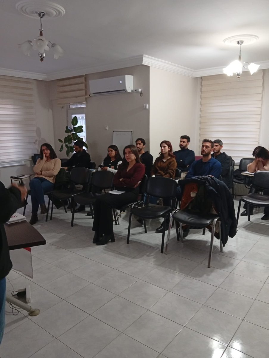 Afet Yönetimi ve Dayanışma Derneği’nin şube binamızda vermiş olduğu Afet ve Acil Durum Farkındalık Eğitimi’ne katılım sağladık. 
Eğitimci arkadaşlara emeklerinden dolayı teşekkür ediyoruz.🌸