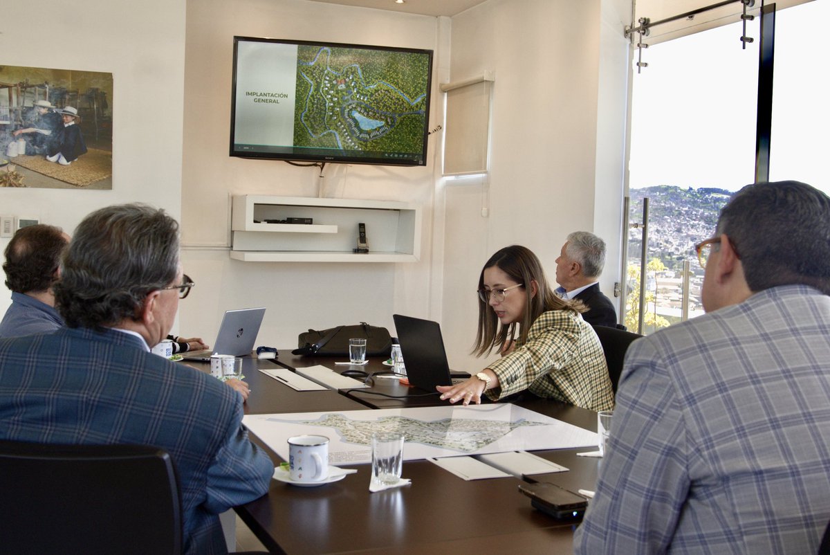 mateoestrella's tweet photo. #Mindo se prepara para recibir una de sus apuestas más ambiciosas: el proyecto Illari, una iniciativa hotelera que prevé iniciar operaciones en 2026 gracias a una inversión privada de alrededor de 40 millones de dólares. 💪

Durante el encuentro con sus promotores, se destacó cómo nuevas propuestas como esta dinamizan la economía local, fortalecen la oferta turística y abren caminos para un desarrollo responsable que integra a las comunidades y a la naturaleza.👏