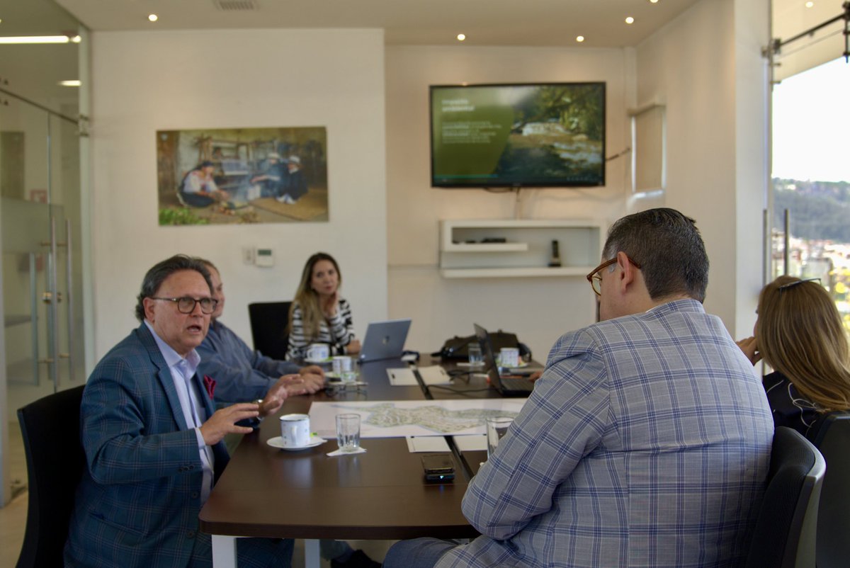 mateoestrella's tweet photo. #Mindo se prepara para recibir una de sus apuestas más ambiciosas: el proyecto Illari, una iniciativa hotelera que prevé iniciar operaciones en 2026 gracias a una inversión privada de alrededor de 40 millones de dólares. 💪

Durante el encuentro con sus promotores, se destacó cómo nuevas propuestas como esta dinamizan la economía local, fortalecen la oferta turística y abren caminos para un desarrollo responsable que integra a las comunidades y a la naturaleza.👏