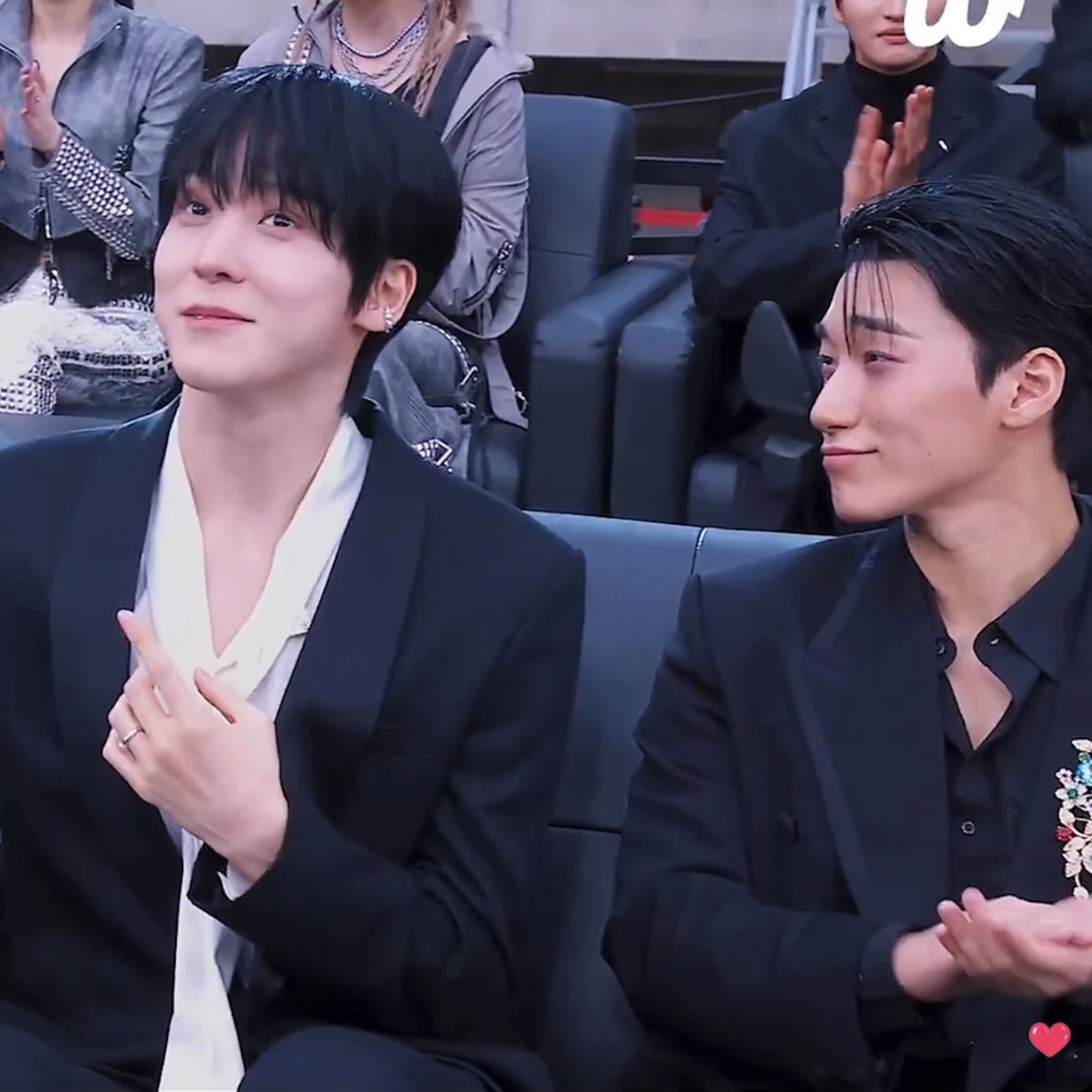 selfishwcltz's tweet photo. #miyanswer ini mah ayah sama papa lagi resepsi terus sama MC nya si ayah ditunjuk suruh maju ngasih lagu persembahan buat si papa, at … — JUJUR INI SANGAT AYAH DAN PAPA CODED BGT BGT BGTT udah saatnya mereka nikah betulan setelah datang ke..
https://t.co/MNv7c4yZkg https://t.co/aK9SbD8y0F