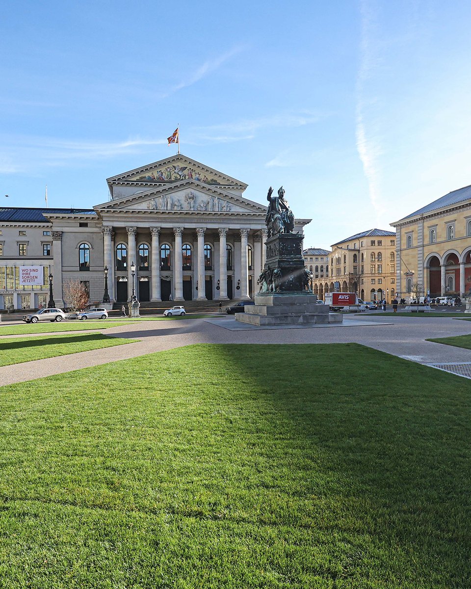 Der Max-Joseph-Platz ist wiedereröffnet! ✅
Die Schonzeit für den neuen Rasen ist vorbei, die Bauzäune sind abgebaut: Heute Mittag wurde der Platz für die allgemeine Nutzung freigeben – mit deutlich mehr Aufenthaltsqualität als zuvor. 
Mehr Infos: go.muenchen.de/mjp