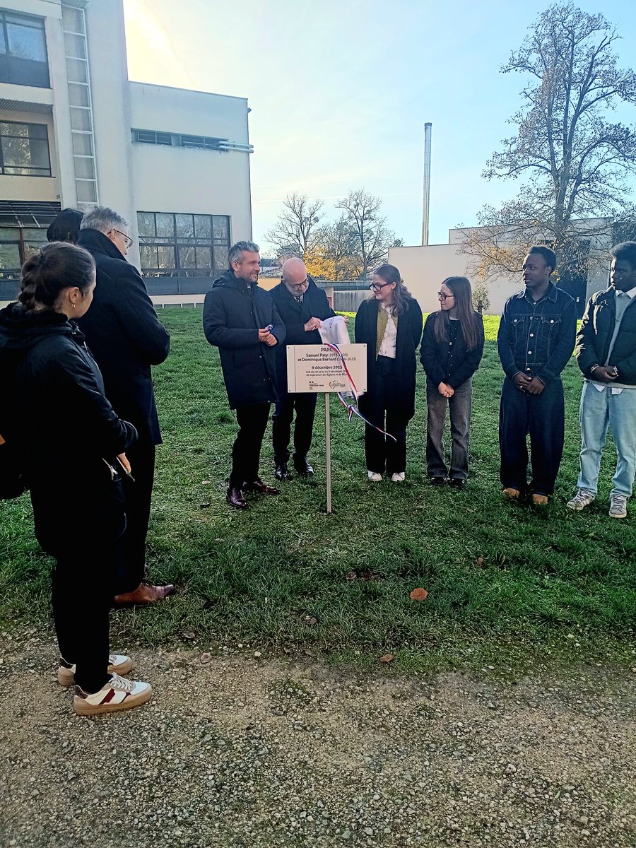 ac_orleanstours's tweet photo. #JournéeDeLaLaïcité | Le recteur @PhiAgresti, aux côtés de @Prefet18, était à l’école L. Lescarmontier et au lycée J. Cœur de Bourges (18).
Au📝: chants, exposition et inauguration d���une plaque S. Paty et D. Bernard.
L’@ac_orleanstours accompagne de nombreux projets toute l’année https://t.co/RkU10L0hUt