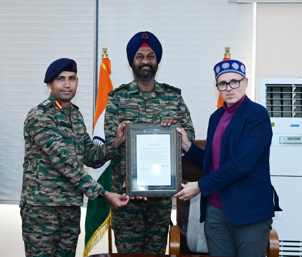 CM_JnK's tweet image. Major Gen. Ajit M. Yeole, VSM, GOC 26-Division, today called on the Hon’ble Chief Minister. He apprised him of the exemplary work done by the Army during the recent floods. The Chief Minister presented citations to the Army Units and a memento to the former GoC Major Gen. Mukesh…