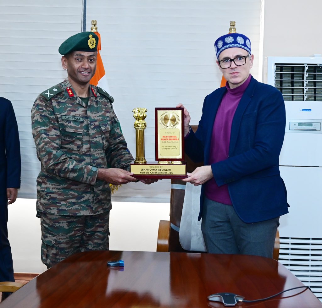 CM_JnK's tweet image. Major Gen. Ajit M. Yeole, VSM, GOC 26-Division, today called on the Hon’ble Chief Minister. He apprised him of the exemplary work done by the Army during the recent floods. The Chief Minister presented citations to the Army Units and a memento to the former GoC Major Gen. Mukesh…