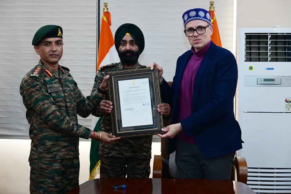 CM_JnK's tweet image. Major Gen. Ajit M. Yeole, VSM, GOC 26-Division, today called on the Hon’ble Chief Minister. He apprised him of the exemplary work done by the Army during the recent floods. The Chief Minister presented citations to the Army Units and a memento to the former GoC Major Gen. Mukesh…