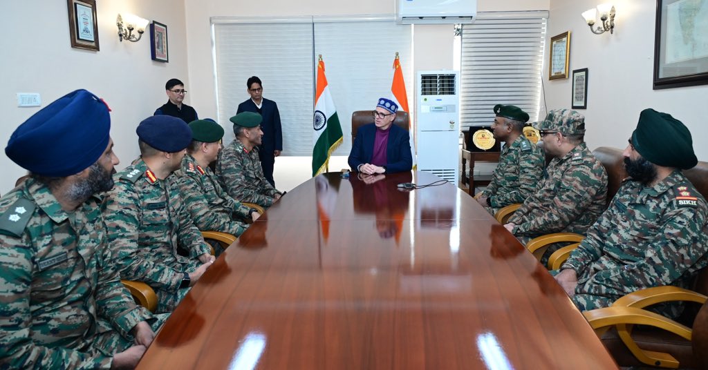 CM_JnK's tweet image. Major Gen. Ajit M. Yeole, VSM, GOC 26-Division, today called on the Hon’ble Chief Minister. He apprised him of the exemplary work done by the Army during the recent floods. The Chief Minister presented citations to the Army Units and a memento to the former GoC Major Gen. Mukesh…