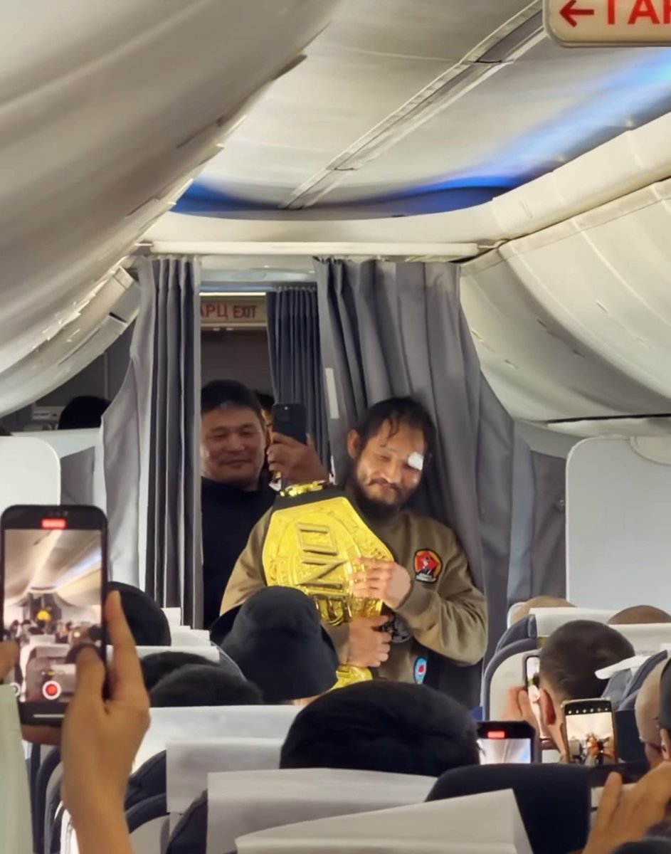 Монгол руу ирэх онгоцонд, гоё юм бэ?