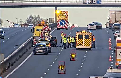 2ème heurt de véhicules d'intervention en 2 jours sur le réseau VINCI Autoroutes !
Un véhicule a été percuté sur l'A10 aujourd'hui ; il s'agit du 44ème heurt de l'année.
Cette situation est insoutenable, respectons le corridor de sécurité pour assurer la sécurité de tous.