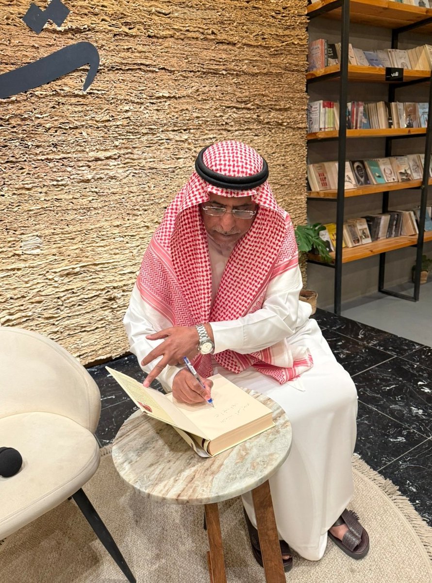 من أجمل لقاءتنا، لقاؤنا الذي عقدناه قبل فترة،  بعنوان (وطني الحبيب: من التداولية إلى الحجاجية) في مقهى <a href="/Tashkeell/">تشكيل</a> برعاية <a href="/moltqa_mobdeen/">نادي ملتقى المبدعين الثقافي</a> أدارت اللقاء  وشاركت فيه الدكتورة نوير العنزي <a href="/DrNower/">د.نوير العنزي</a> وهي أستاذة جامعية متخصصة في الحِجَاج.
سنحت الفرصة لتحليل قصيدة (أغنية) وطني الحبيب التي