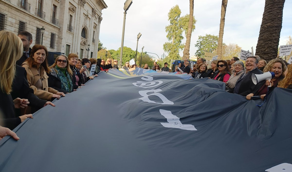 🫱🏻‍🫲🏼El #ICAV participa en la concentración ante la Delegación del Gobierno para exigir una Pasarela al RETA justa 📢